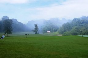 初暑临九华，终了千年缘。躬身礼地藏，捧心发大愿。